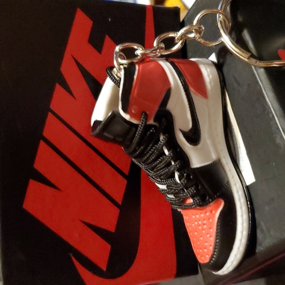 Custom Nike Shoe Keychains set of 2 shoes. (1 pair.) ❤️🖤 - Picture 6 of 16